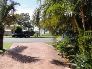 2 'Copacabana', 61 Sandy Point Road - cute unit with water views from the balcony Guest house, Corlette - 2