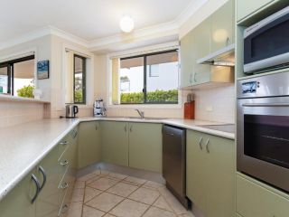 2 'Peninsula Waters' - three bedroom unit with spacious private courtyard & WIFI Apartment, Soldiers Point - 2