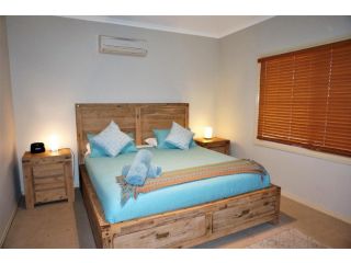 2 Trout Place - 4 Bedroom Holiday Home for the Nautical Adventurers Guest house, Exmouth - 5