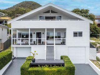 21 Victor Parade stunning holiday house with water views air conditioning and WiFi Guest house, Shoal Bay - 1