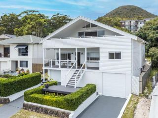 21 Victor Parade stunning holiday house with water views air conditioning and WiFi Guest house, Shoal Bay - 5