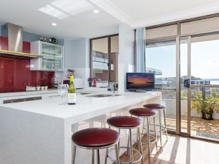 23 'The Commodore' 9-11 Donald Street - delightful unit with gorgeous water views Apartment, Nelson Bay - 3