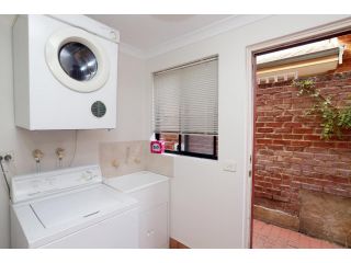 230 Alice Street Apartment, Perth - 5