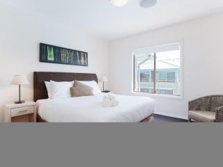 245 Pacific Blue 265 Sandy Point Rd air conditioned unit with resort facilities and linen supplied Apartment, Salamander Bay - 1