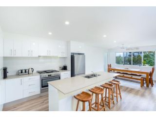 25 Cooloola Drive - Rainbow Beach - Stunning, Modern, Open Plan Beach House, Aircon Guest house, Rainbow Beach - 4