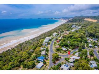 25 Cooloola Drive - Rainbow Beach - Stunning, Modern, Open Plan Beach House, Aircon Guest house, Rainbow Beach - 1