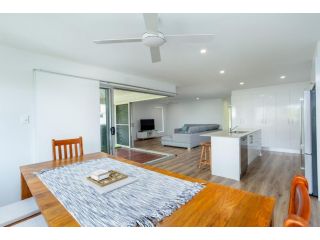 25 Cooloola Drive - Rainbow Beach - Stunning, Modern, Open Plan Beach House, Aircon Guest house, Rainbow Beach - 3