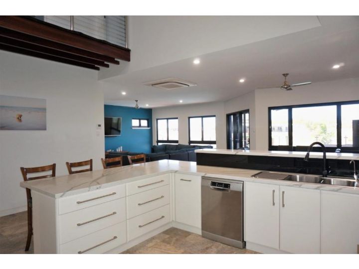 27 Corella Court - Exquisite Marina Home With a Pool and Wi-Fi Guest house, Exmouth - imaginea 6