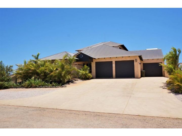 27 Corella Court - Exquisite Marina Home With a Pool and Wi-Fi Guest house, Exmouth - imaginea 1