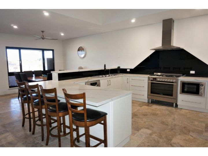 27 Corella Court - Exquisite Marina Home With a Pool and Wi-Fi Guest house, Exmouth - imaginea 3