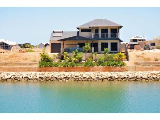 27 Corella Court - Exquisite Marina Home With a Pool and Wi-Fi Guest house, Exmouth - 2