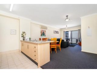 Oversized East End Sleeps 4 Apartment, Perth - 4