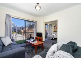 Oversized East End Sleeps 4 Apartment, Perth - 2