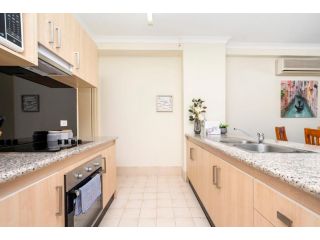Oversized East End Sleeps 4 Apartment, Perth - 3