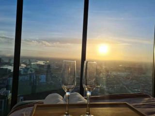 Skyscraper Amazing 180 view 2BR CBD Apartment, Melbourne - 2