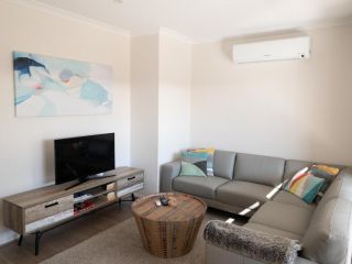 Tranquil Tree Views 2 Bedroom 2 Bathroom Apartment Guest house, Perth - 2