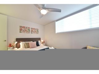 2x2 Modern Apartment Near Airport and City Apartment, Perth - 2