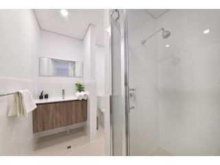 2x2 Modern Apartment Near Airport and City Apartment, Perth - 3
