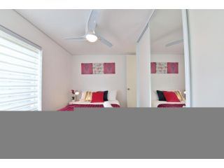 2x2 Modern Apartment Near Airport and City Apartment, Perth - 4
