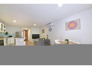 2x2 Modern Apartment Near Airport and City Apartment, Perth - 1