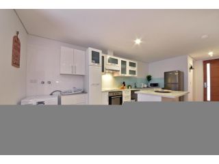 2x2 Modern Apartment Near Airport and City Apartment, Perth - 5