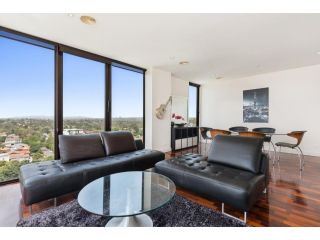 3-Bed Apartment with Parking Near Parks and Dining Apartment, Melbourne - 3