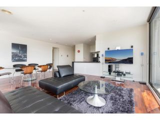 3-Bed Apartment with Parking Near Parks and Dining Apartment, Melbourne - 2