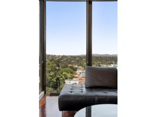 3-Bed Apartment with Parking Near Parks and Dining Apartment, Melbourne - 4