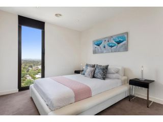 3-Bed Apartment with Parking Near Parks and Dining Apartment, Melbourne - 5