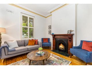 MadeComfy Spacious 3-Bed Terrace With Balcony Guest house, Melbourne - 2