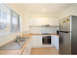 3 Bedroom Apartment Minutes from Main Beach Apartment, Gold Coast - 3