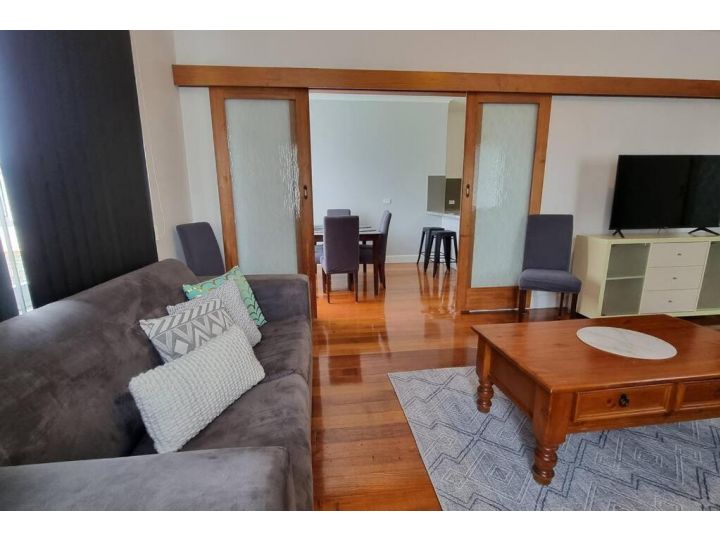 3 bedroom Art Deco home with modern features Apartment, Burnie - imaginea 8