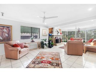 3 BR Hidden Gem with WIFI and Indoor Fireplace Guest house, Gold Coast - 3