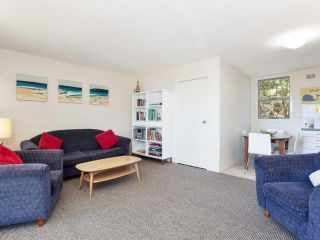 3 'Far Horizons' 77 Ronald Avenue - cosy comfortable unit with filtered views Apartment, Shoal Bay - 4