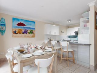 3 'Frangipani', 30 Leonard Avenue - great townhouse with air con Guest house, Shoal Bay - 2