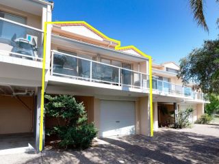 3 'Frangipani', 30 Leonard Avenue - great townhouse with air con Guest house, Shoal Bay - 1