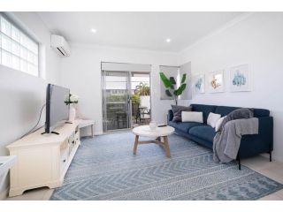 3 Fresh Sparkling Fisher 2 bed 2 bath sleeps 5 Belmont/Cloverdale Apartment, Perth - 1