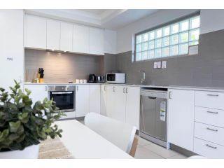 3 Fresh Sparkling Fisher 2 bed 2 bath sleeps 5 Belmont/Cloverdale Apartment, Perth - 3