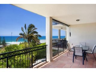 3 Hilltop Villas White Water Views from the Heart of Sunshine Apartment, Sunshine Beach - 3