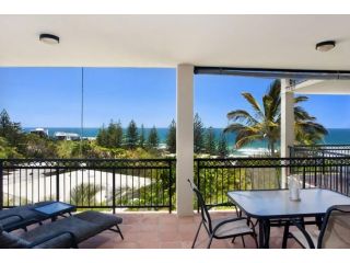 3 Hilltop Villas White Water Views from the Heart of Sunshine Apartment, Sunshine Beach - 5