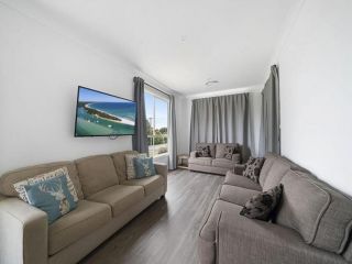 300 Metres From the Boat Ramp with a Big Yard and Parking Guest house, Erowal Bay - 3