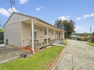 300 Metres From the Boat Ramp with a Big Yard and Parking Guest house, Erowal Bay - 1