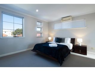 30A Rich on Richmond Modern House - sleeps 6 family property Guest house, Perth - 3