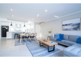 30A Rich on Richmond Modern House - sleeps 6 family property Guest house, Perth - 1