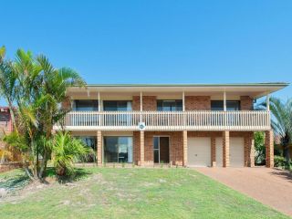 31 Kerrigan St - large home with water views & boat parking Guest house, Nelson Bay - 1