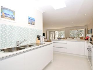 32 'Bay Parklands', 2 Gowrie Avenue - fantastic unit with air conditioning, pool, tennis court & spa Apartment, Shoal Bay - 5