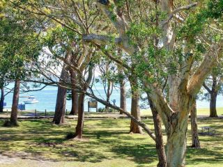 32 'Bay Parklands', 2 Gowrie Avenue - fantastic unit with air conditioning, pool, tennis court & spa Apartment, Shoal Bay - 2