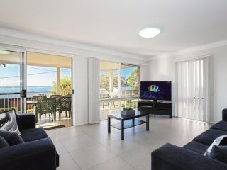 33 Gloucester St -huge holiday house in Nelson Bay with pool and stunning water views Guest house, Nelson Bay - 1