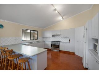 36 Bombala Crescent - Rainbow Beach - pets welcome - boat parking - plenty of room for everyone Guest house, Rainbow Beach - 4