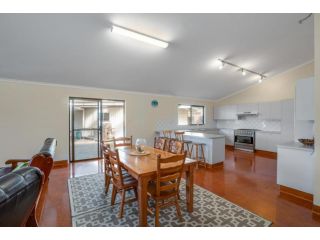 36 Bombala Crescent - Rainbow Beach - pets welcome - boat parking - plenty of room for everyone Guest house, Rainbow Beach - 2
